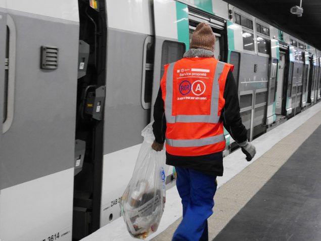 L'un des agents chargé du nettoyage en gare de Nanterre