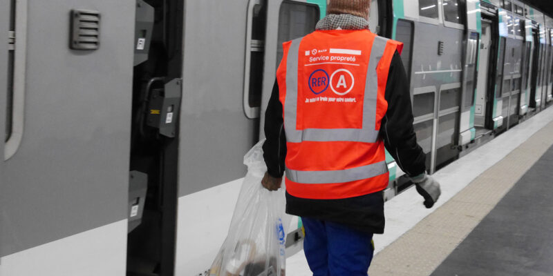 L'un des agents chargé du nettoyage en gare de Nanterre