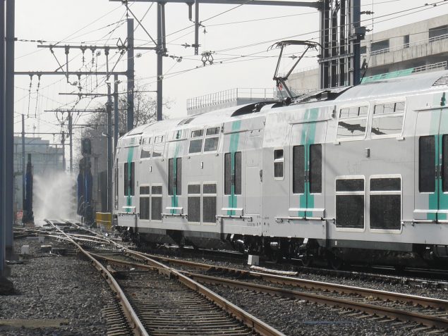 Pour passer dans la machine, le train roule à 3 km/h, c’est donc assez rapide. En un peu plus de 5 minutes, il ressort tout propre. 