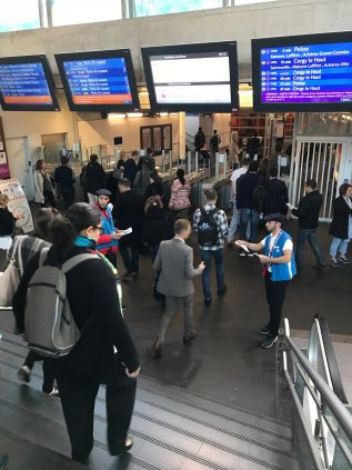 Distribution de flyers en gare de Houilles Carrières sur Seine le 29 septembre.