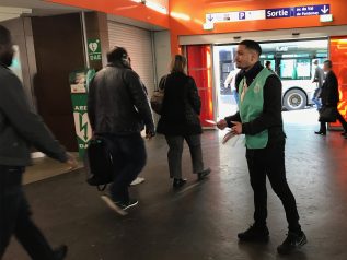 Distributions de flyers sur la refonte des horaires du RER A en gare de Val de Fontenay le 3 octobre.