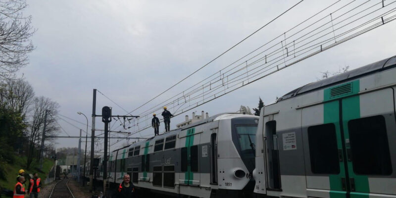 Intervention d'experts sur un train du RER A suite à une chute caténaire: eux seuls sont habilités à monter sur le toit du train, dans le strict respect des mesures de sécurité.