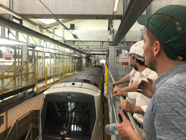 Les mainteneurs doivent également pouvoir accéder à la toiture du train, là où se trouvent notamment les pantographes : le dispositif articulé qui permet de capter le courant dans la caténaire (les câbles situés aux dessus des voies sont une Ligne Aérienne de Contact que l’on nomme « LAC »). L’une des spécificités des trains de la ligne A, exploitée à la fois par SNCF et la RATP, est la tension d’alimentation est différente sur les deux réseaux. En effet, côté RATP, l’alimentation électrique se fait sur 1500 volts continus, contre 25 000 volts en courant alternatif côté SNCF ! D’autres équipements, comme la ventilation, sont également accessibles depuis le toit du train. Évidemment toutes les opérations de maintenance à ce niveau nécessitent de couper l’alimentation électrique !